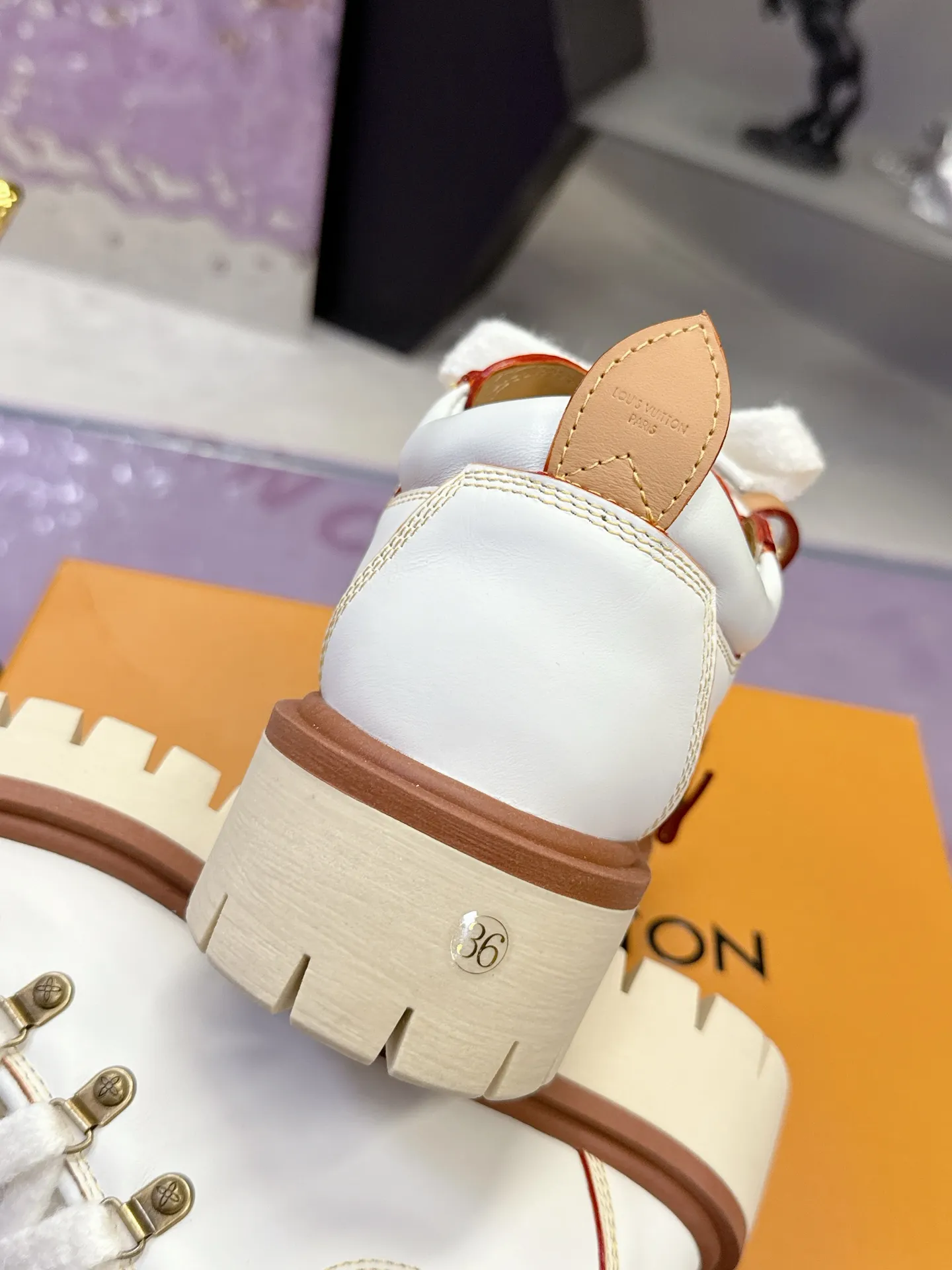 Factory price: 700💰 LV | Louis Vuitton 🧡💚2025 autumn and winter new style, top version ⚠️ The counter features the latest LV REMIX lace-up mountaineering derby shoes, new hard goods 🆕 ❥BS purchasing level! Full of high-end feel! A popular model among bloggers at home and abroad, it’s retro and fashionable, and looks stunning on your feet! Mainly recommended model on the official website★ ▪️Upper: top-quality first-layer cowhide ▪️Inner lining: imported sheepskin ▪️Outsole: original molded T men's shoes 💰U anti-slip outsole ▪️Sole height: 3.5cm ▪️Shoe size: Female 35-41 (41 customized, non-refundable) Male 39-45 (46 customized, non-refundable)